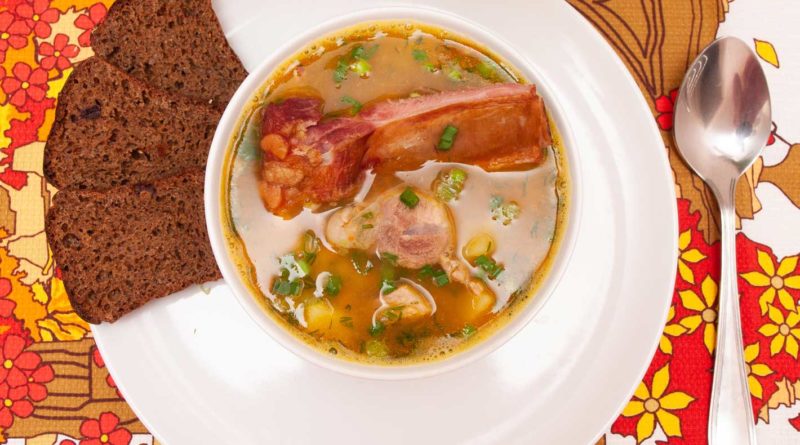 гороховый суп с копчеными ребрышками в тарелке со свининой