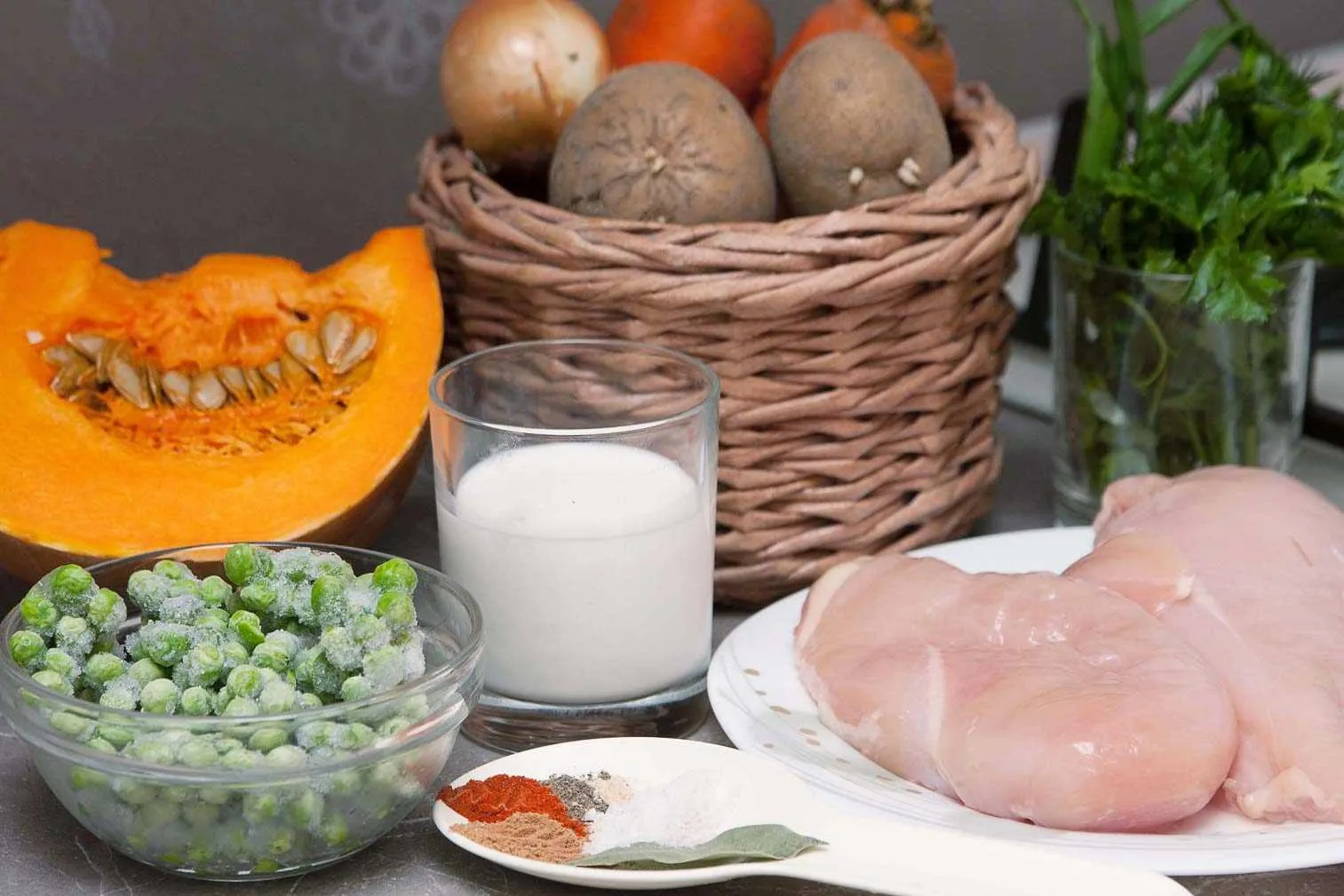 Осенний крем-пюре с курицей и сливками готовится из таких ингридиентов