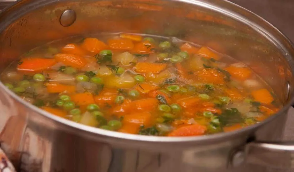 Тыквенный суп-пюре с курицей и сливками обогащаю зеленью