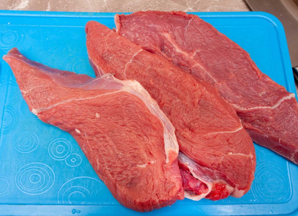 мясо нарезано слайсами