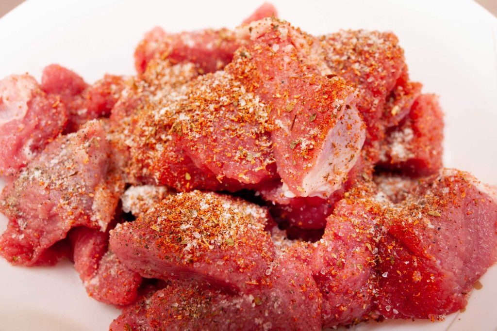 готовое мясо на тарелке