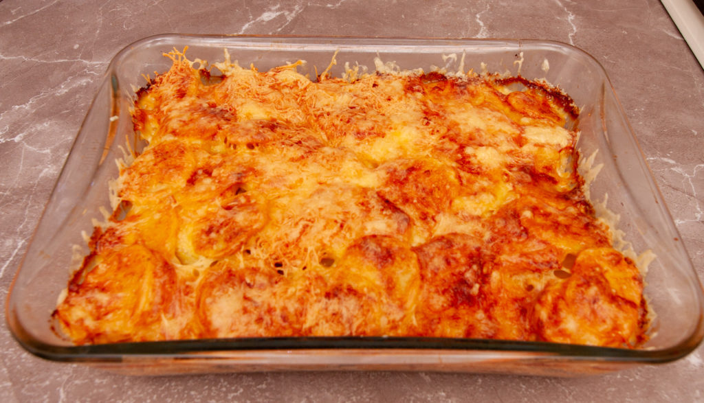 Картофель по-французски с говядиной и сыром вынимаем из духовки