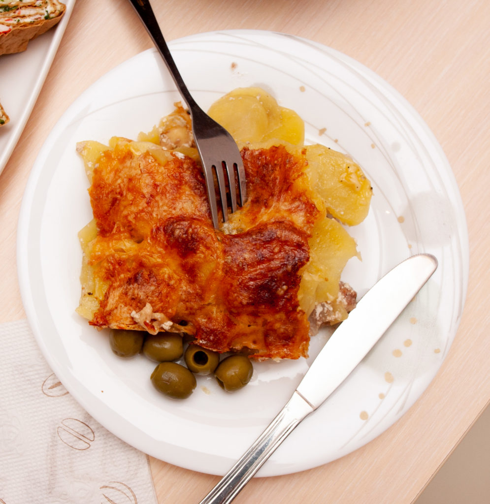 Картошка по-французски с мясом и на тарелке