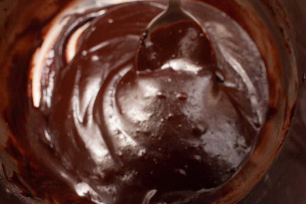 Шоколадная глазурь из какао и сливок готова