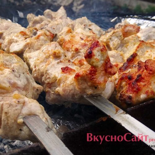 шашлык из свиного ошейка на мангале