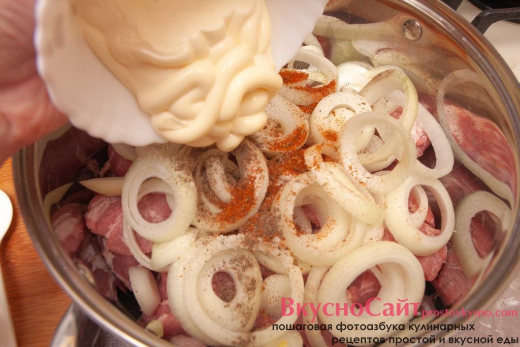 добавляю майонез к мясу