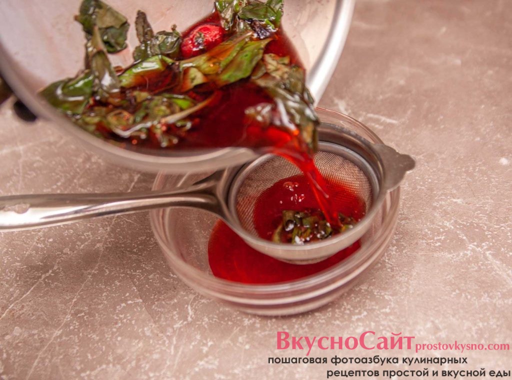 через десять минут процеживаю клубничный сироп через сито