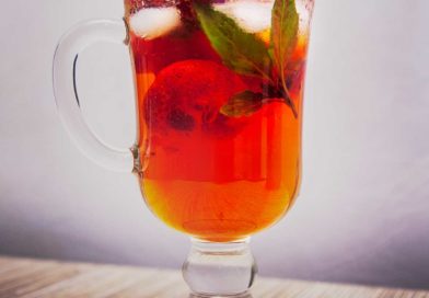 Холодный чай с клубникой и базиликом готов