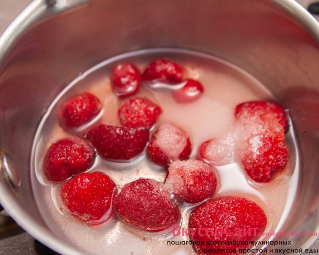 в кастрюлю с клубникой наливаю немного воды и отправляю на небольшой ого вариться до полного растворения сахара