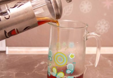 остывший чай выливаю в графин