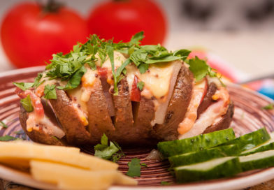 картофель - гармошка в духовке с салом и колбасой