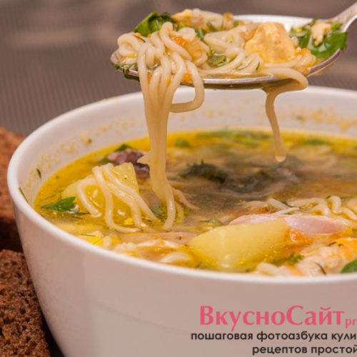 легкий куриный суп с мивиной на ложке