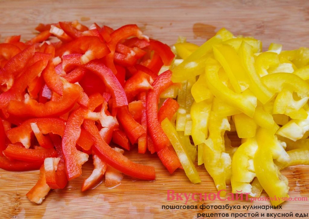 Нарезаю сладкий перец соломкой