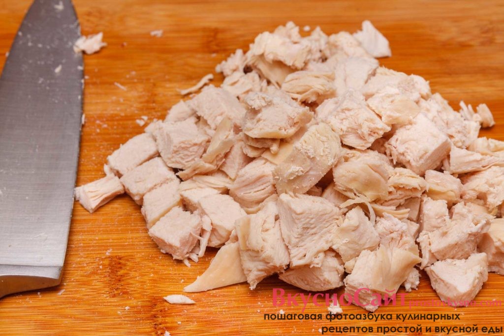 отварное куриное филе нарезаю крупным кубиком