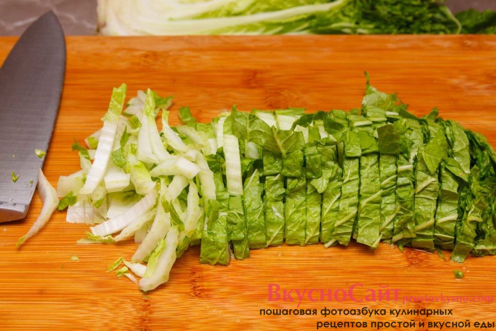 шинкую пекинскую капусту для весеннего салата