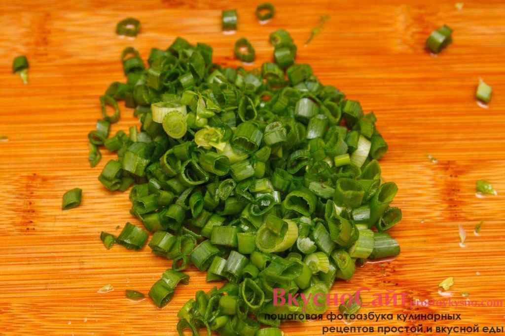 зелёный лук измельчаю и добавляю к весеннему салату с пекинской капустой
