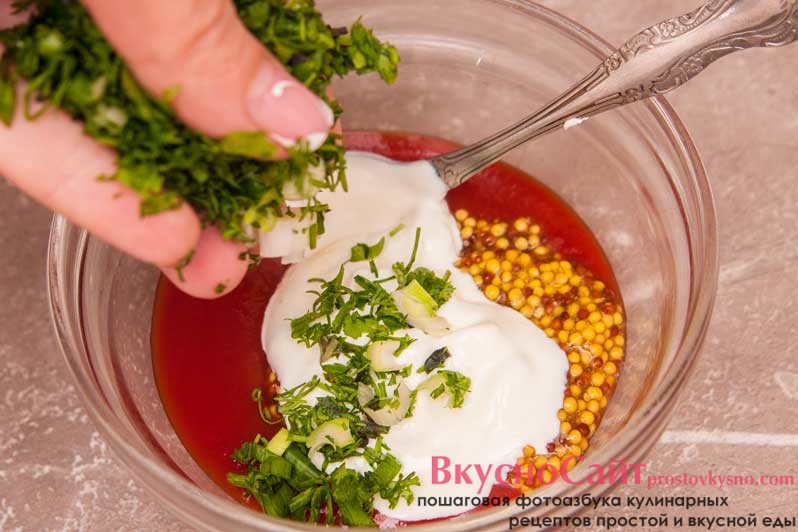 к дип соусу добавляю нарубленную зелень и все хорошо перемешиваю