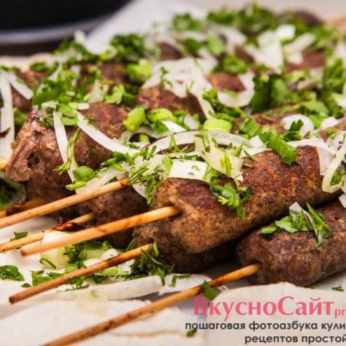 вкусный и сочный люля-кебаб на шпажках из духовки