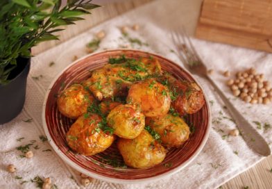 Молодая картошка с мясом в духовке Молодая картошка с мясом в духовке в тарелке
