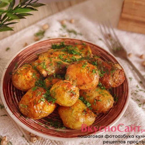 Молодая картошка с мясом в духовке в тарелке