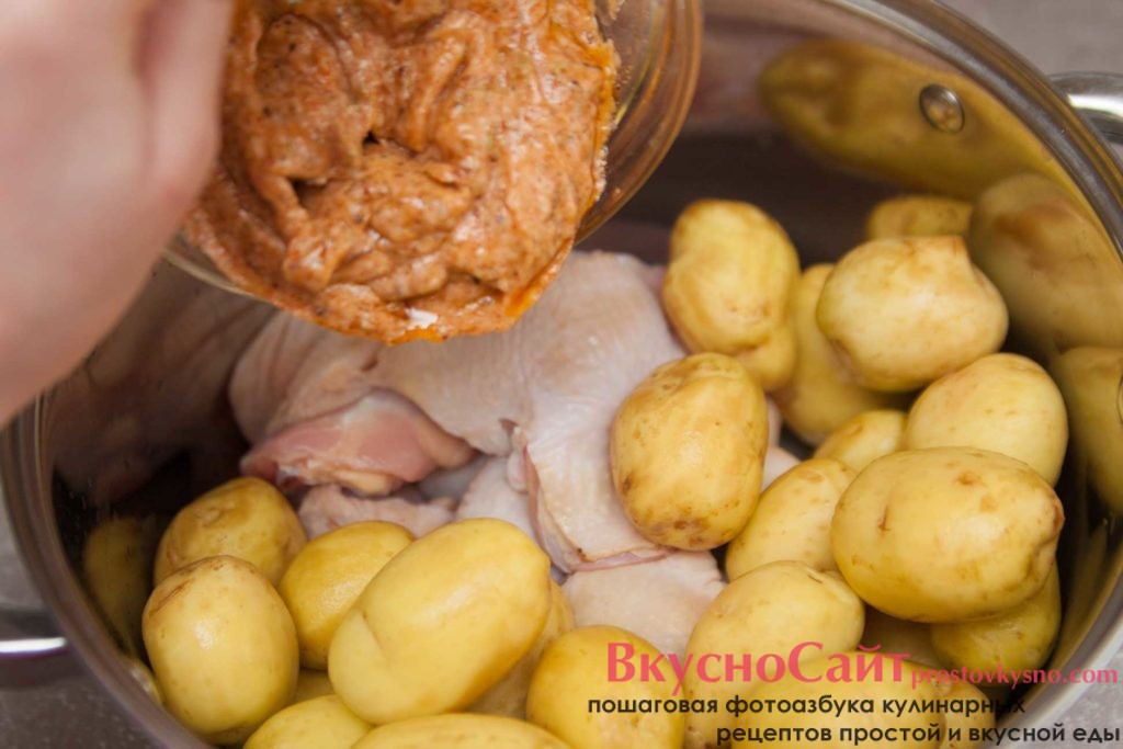 соус из майонеза и специй добавляю к картофелю и мясу