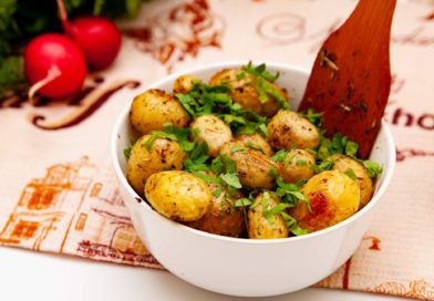 Молодой картофель в духовке с чесноком