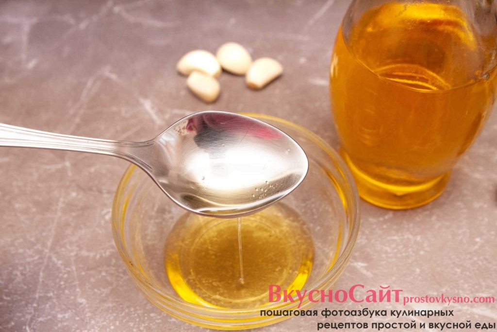 наливаю оливковое масло для соуса