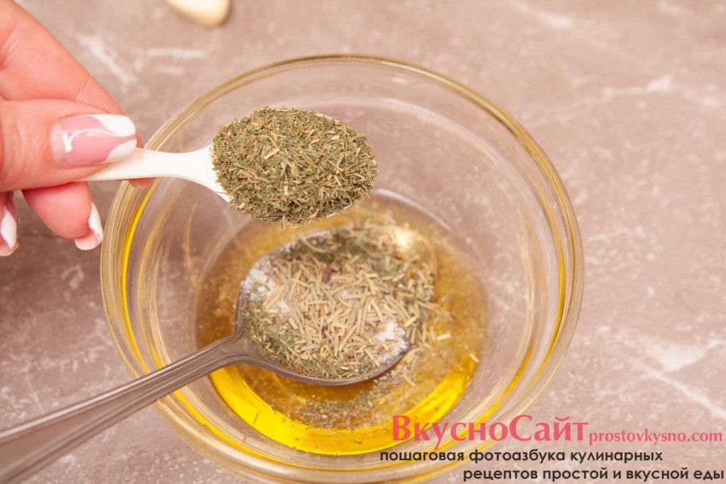 добавляю к соусу сушеный укроп