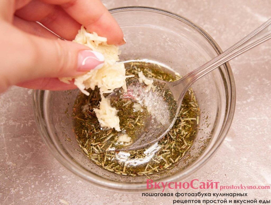 измельчаю на терке чеснок и кладу его к остальным специям
