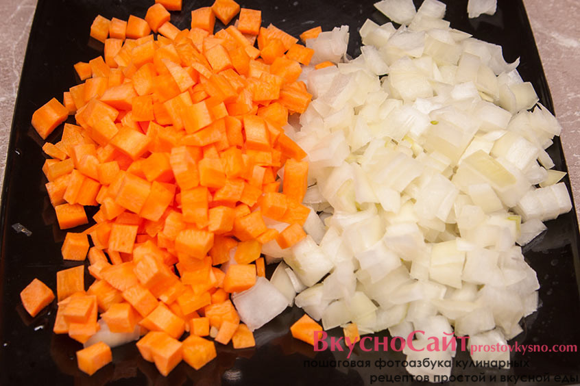 морковь и лук нарезаю кубиком