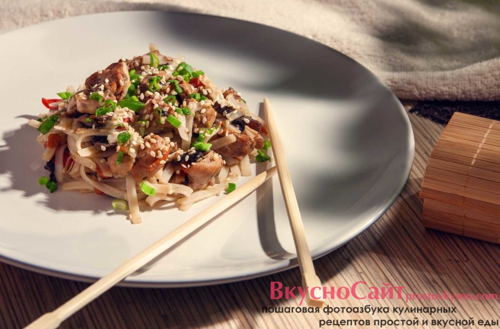 рисовая лапша с курицей и овощами