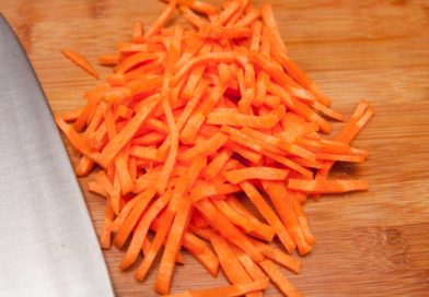 морковь нарезаю соломкой