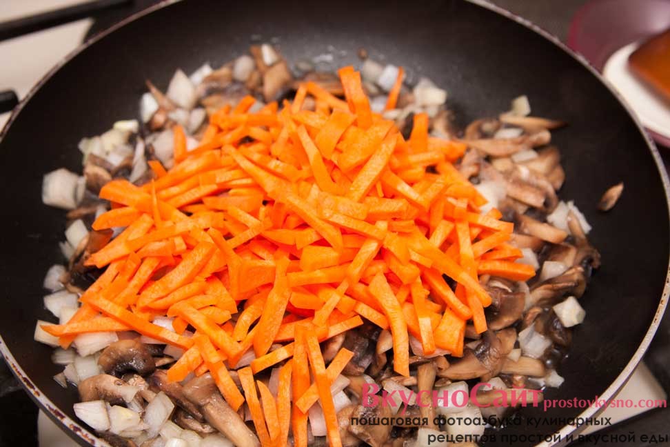 нарезаную морковь отправляю в сковородку к остальным овощам