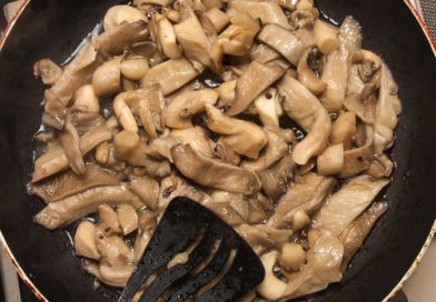порезанные грибы высыпаю в сковородку и жарю, до испарения всей жидкости