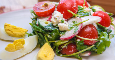 Салат с руколой и помидорами черри. Фото на тарелке
