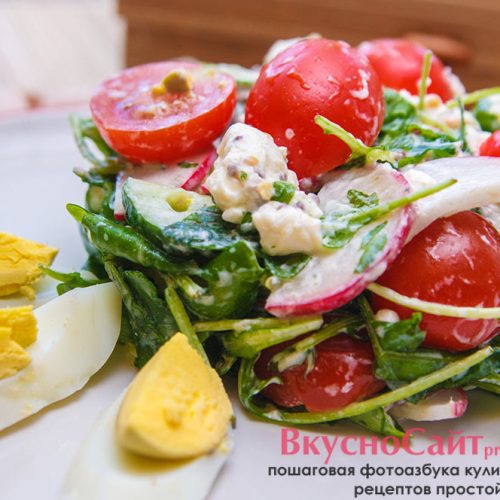 Салат с руколой и помидорами черри. Фото на тарелке