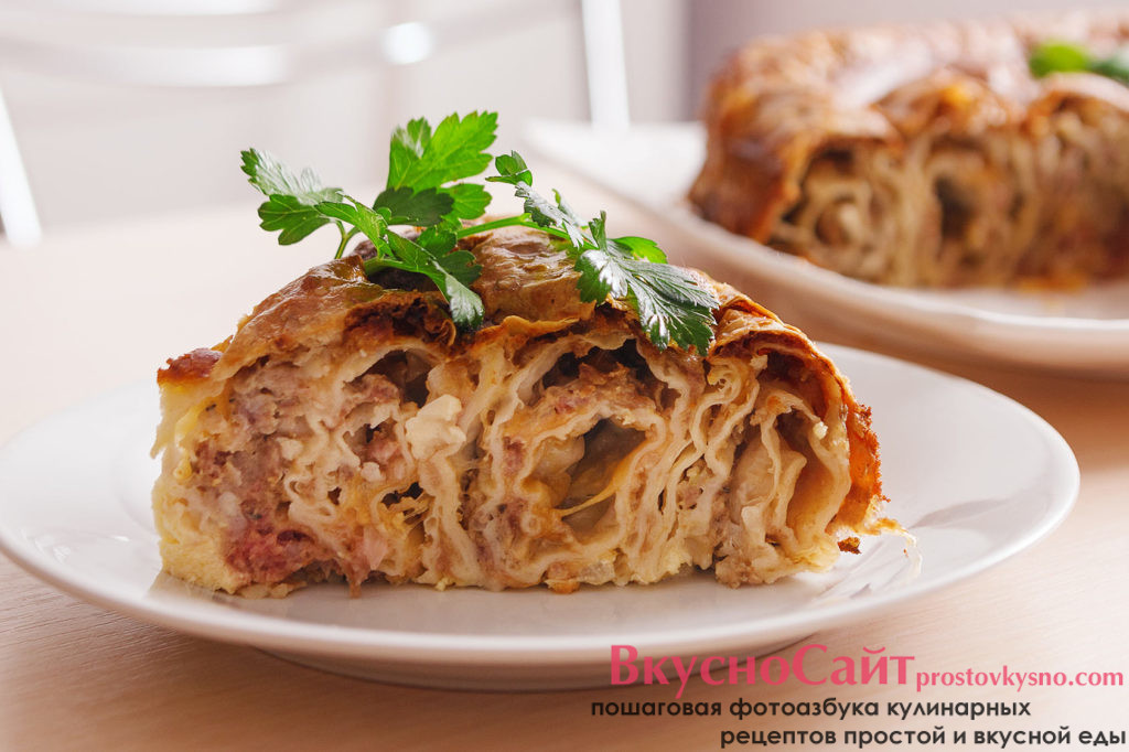 мясной пирог из лаваша и фарша на тарелки