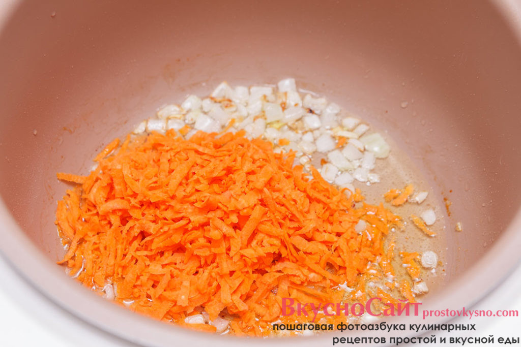 к румяному луку добавляю натертую морковь
