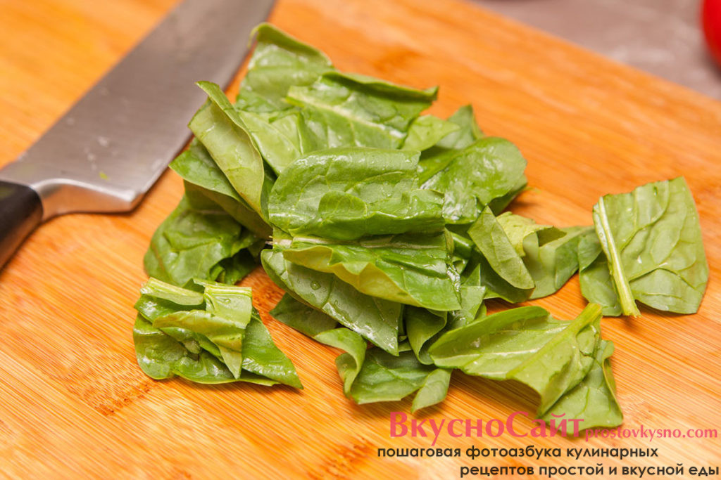 крупные листья шпината разрезаю на 2-3 части