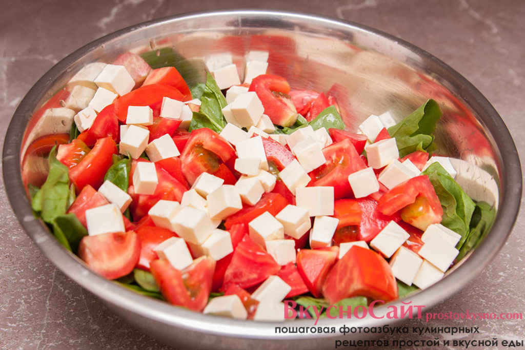 плавленый сыр нарезаю кубиком и добавляю в салатник к остальным продуктам