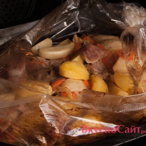 через 40 минут достаю картошку и разрезаю рукав, после чего снова отправляю картофель в духовку на 10-15 минут, чтобы он подрумянился