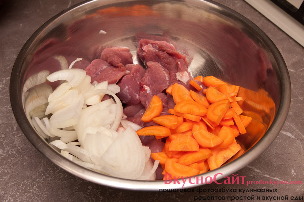 к мясу добавляю нарезанные полукольцами лук и морковь