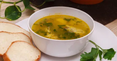 Легкий и необычный рыбный суп из сардины в масле рыбный суп из консервированных сардин в тарелке