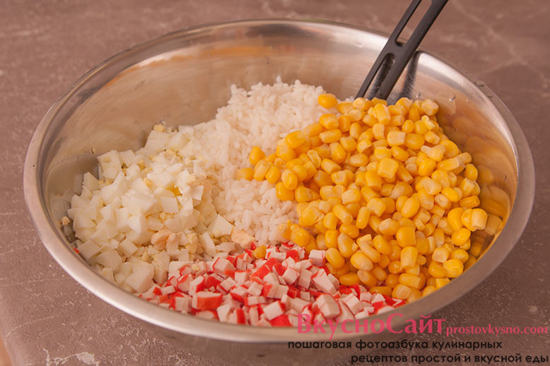 соединяю вмести крабовые палочки, яйца, кукурузу, с неё необходимо слить всю жидкость, и рис