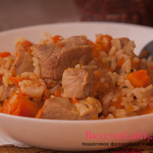 Тыква в горшочке с рисом и мясом в тарелке