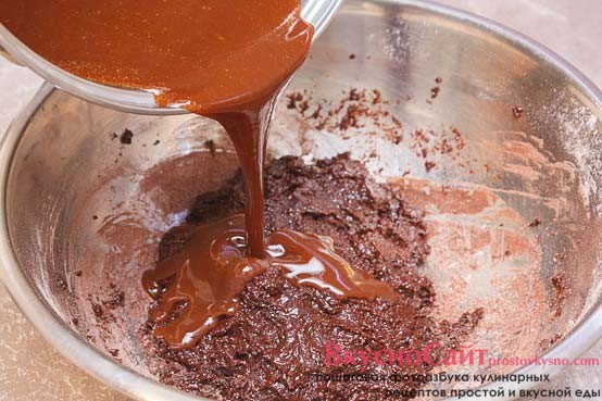 когда смесь шоколада и масла растопится, вливаю, горячу массу к остальным ингредиентам и быстро хорошо перемешиваю тесто до однородности