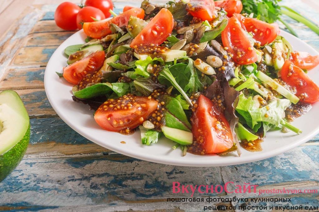 Постный салат с авокадо на тарелке вид сбоку