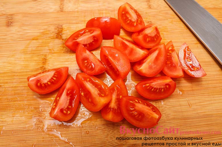 помидоры черри разрезаю на четыре части и раскладываю их сверху на салат