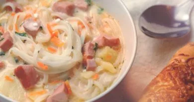 Сырный суп с колбасой и рисовой лапшой