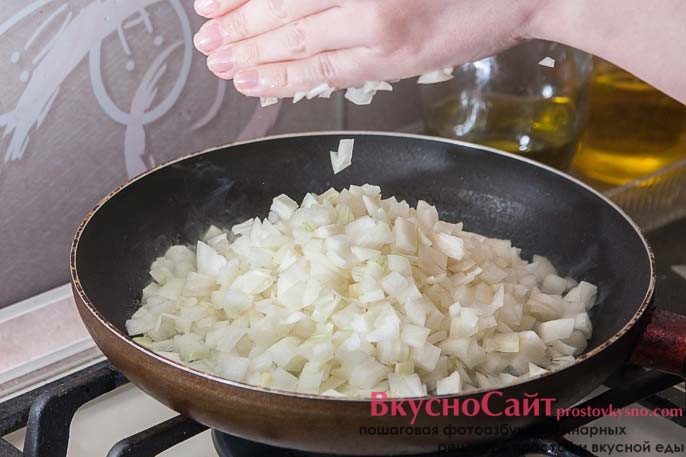 перекладываю лук в разогретую сковороду с небольшим количеством оливкового масла и обжариваю до прозрачности лука